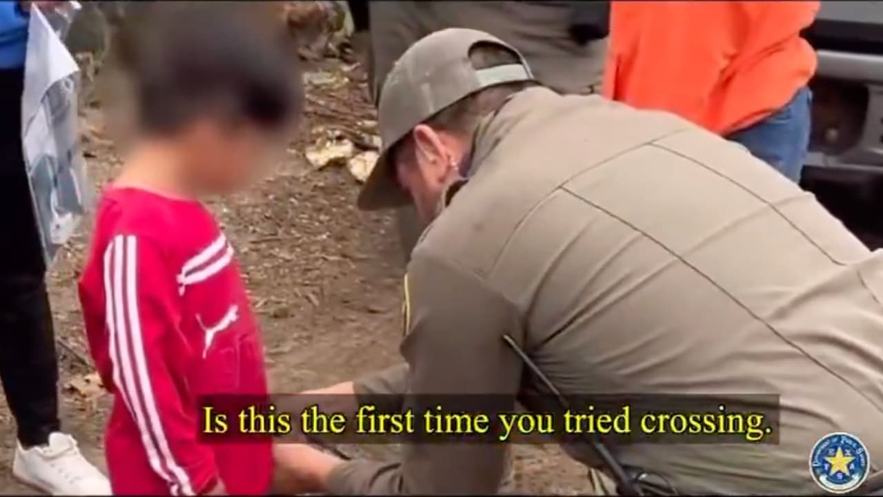 El niño iba con su mamá, una mujer de 23 años, quien dijo se originaria de Guatemala. 
<b>El pequeño tenía enterradas varias espinas de un cactus y estaba quejándose y llorando por las lesiones cuando los detuvieron las autoridades de Texas DPS.</b> 
<br>
<br>Mientras la policía les hacía preguntas, la mamá describió haber pagado dinero a un grupo criminal para que los cruzaran hacia Estados Unidos.