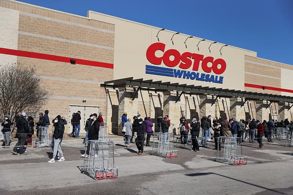 Costco también exigirá el uso de cubrebocas.
<br>
<br>Si los clientes se niegan a cumplir, las empresas pueden rechazar legalmente el servicio e incluso pedirles que se vayan. 
<br>
<br>Si los clientes se niegan a salir de la propiedad, podrían ser advertidos, citados o incluso arrestados por un delito menor.