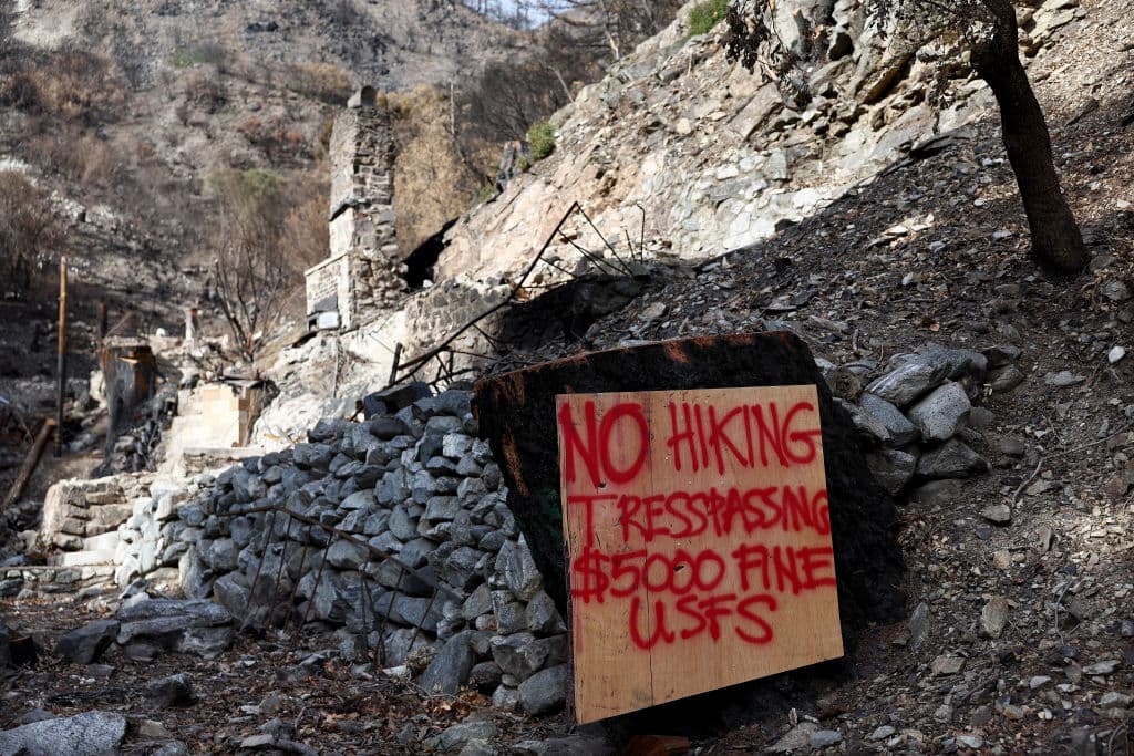 "No senderismo. Invadir
<b>conlleva una multa de $5,000</b>" del Servicio Forestal de los Estados Unidos (USFS, por sus siglas en inglés) advierte este letrero rústico
<b><a href="https://www.univision.com/local/los-angeles-kmex/julian-sands-hallan-restos-zona-mount-baldy-desaparicion-actor" target="_blank">en Mount Baldy</a></b>. Los senderistas deben saber que,
<b>aunque no luzca como los avisos oficiales</b>,
<b> la información</b> que aquí se ofrece
<b>es real</b>.
