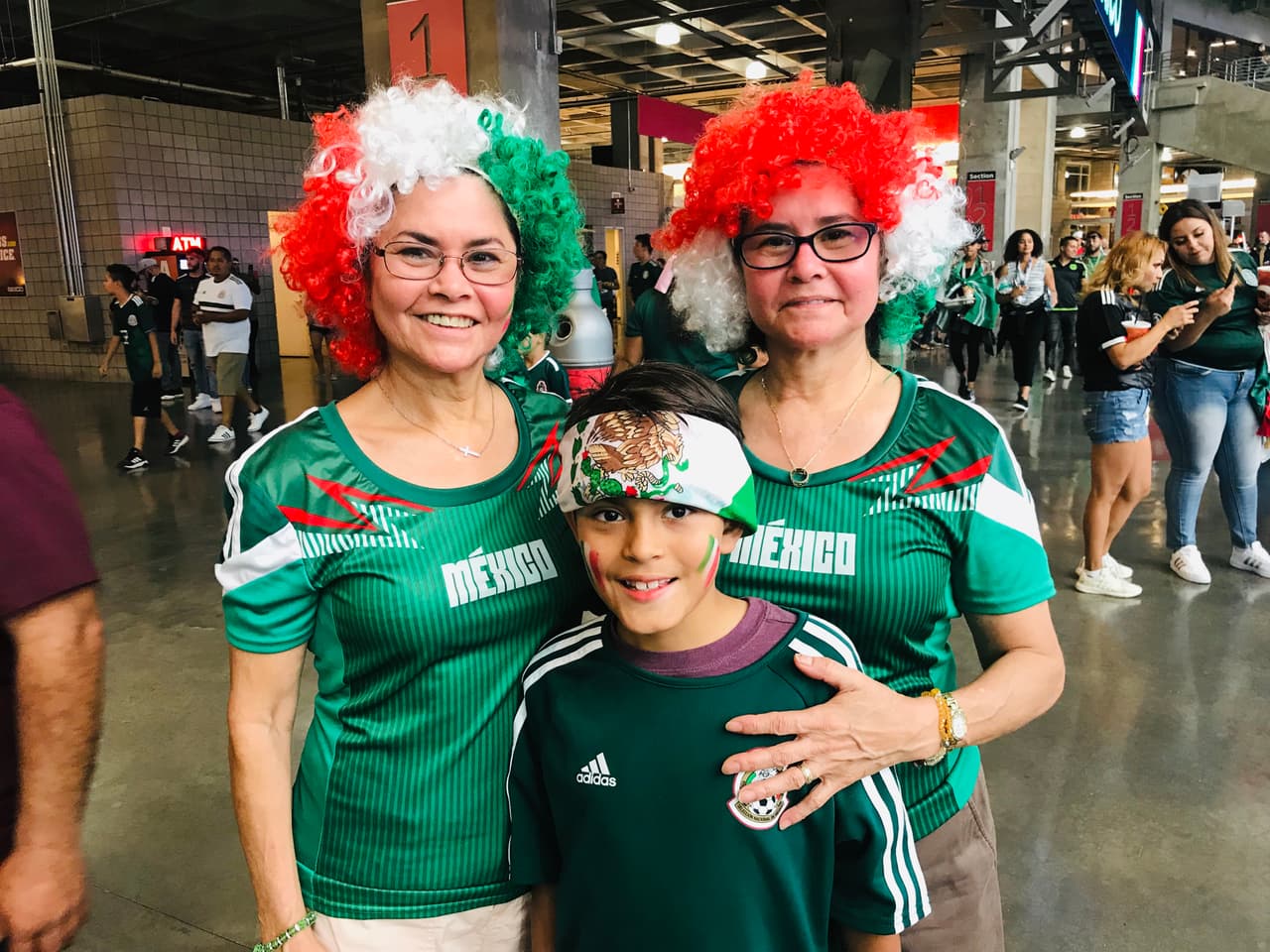 Con pelucas y bandana vino esta familia apoyar la selección mexicana.
<br>