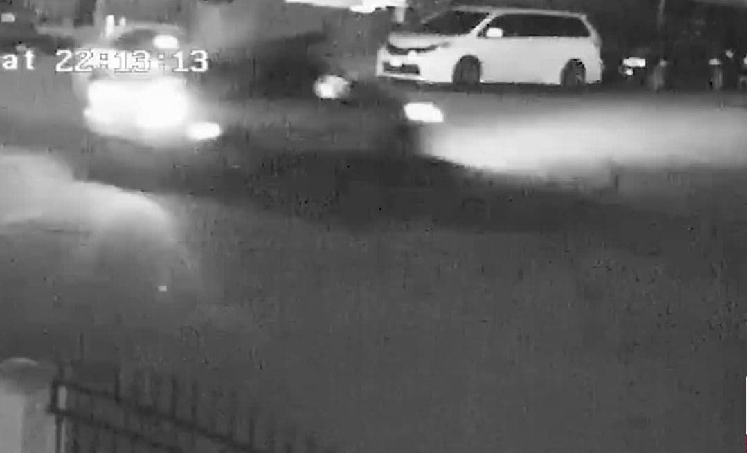 El momento del impacto fue registrado por el video de una cámara de seguridad.