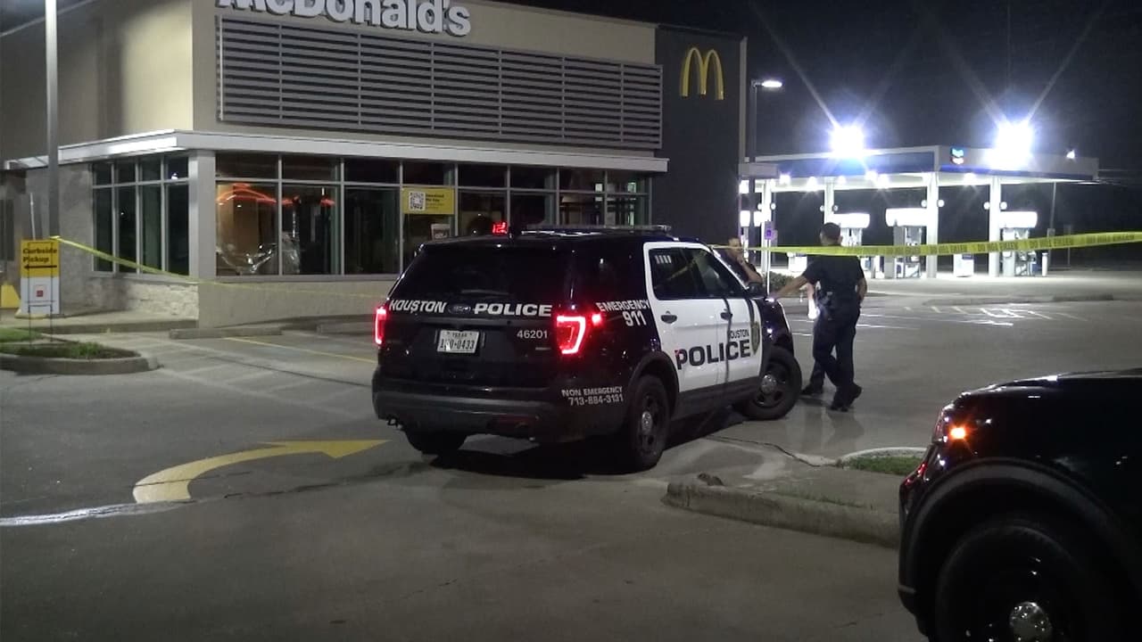 Hombre balea a sospechoso cuando lo iba a robar en el estacionamiento de un apartamento