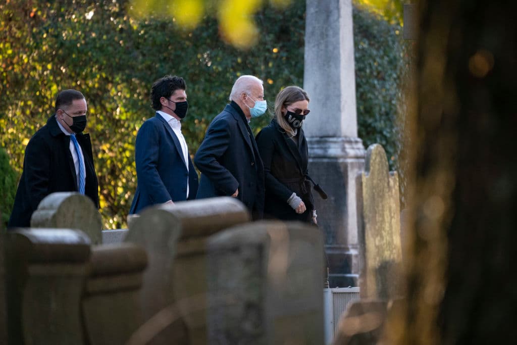 Biden visitó la tumba de su hijo Beau este martes antes de partir a Pennsylvania.
