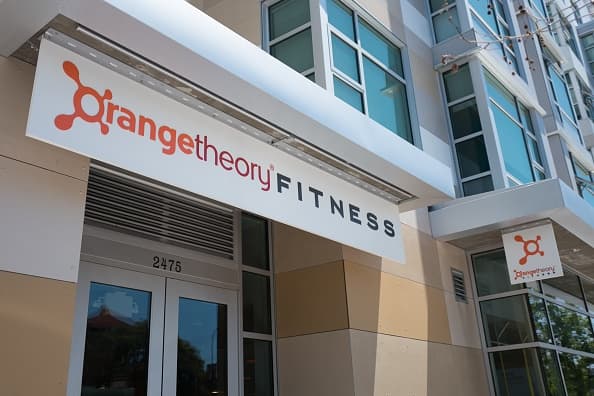 La empresa de gimnasios
<a href="https://twitter.com/orangetheory/status/1238624253106413576/photo/1" target="_blank">Orange Theory </a>ha modificado la gente que participa en sus clases; no han cancelado sus ubicaciones. 
<br>