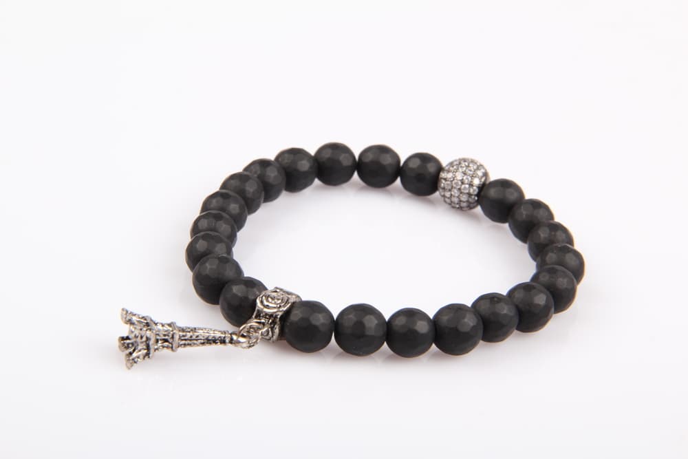 El ónix absorberá como en un agujero negro cualquier energía negativa que esté dentro nuestro o que llegue a nosotros desde afuera, en forma de ataques de negatividad, malas vibras o en momentos que nos causen estrés, dolores o confusión física y mental.