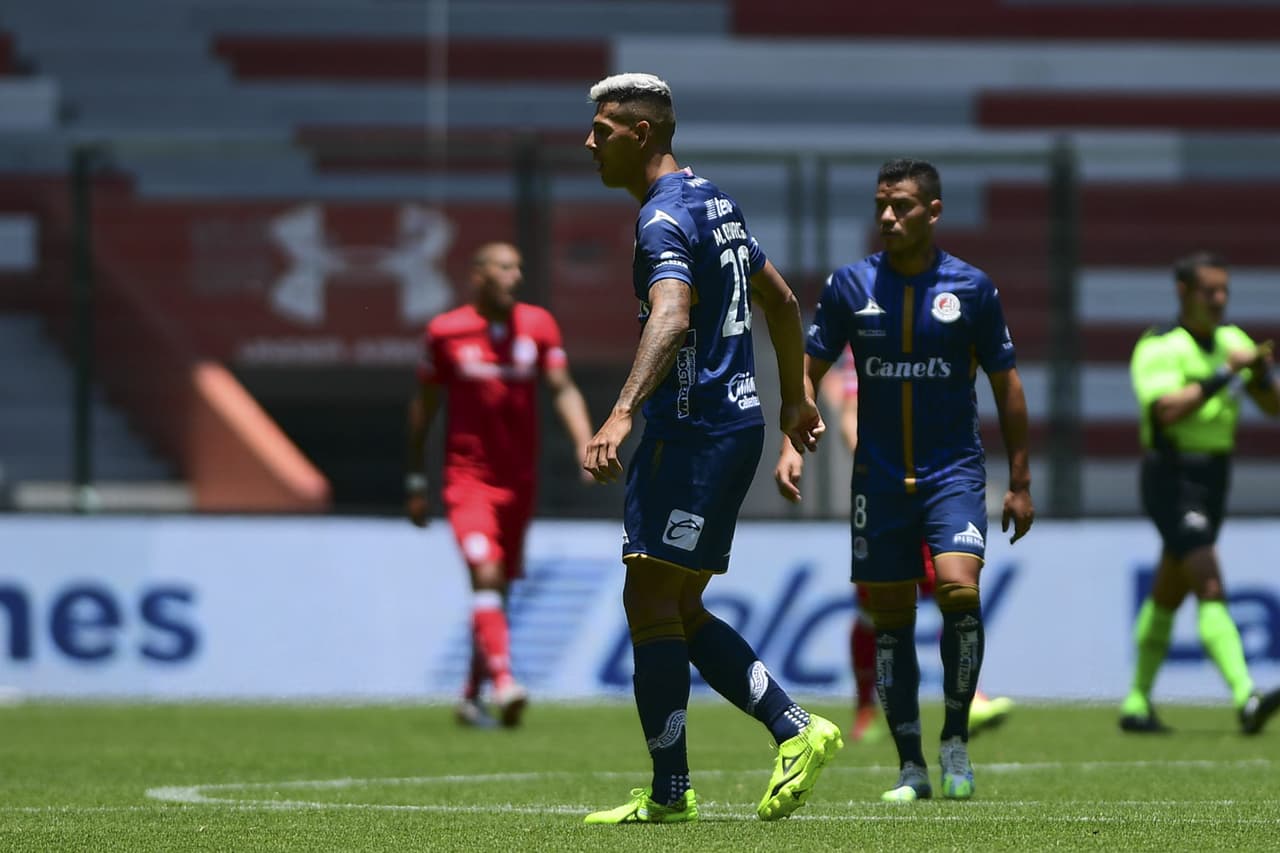 Nicolás Ibañez se quita la espia de la ocación fallada y desde los once pasos acorta las distancias.