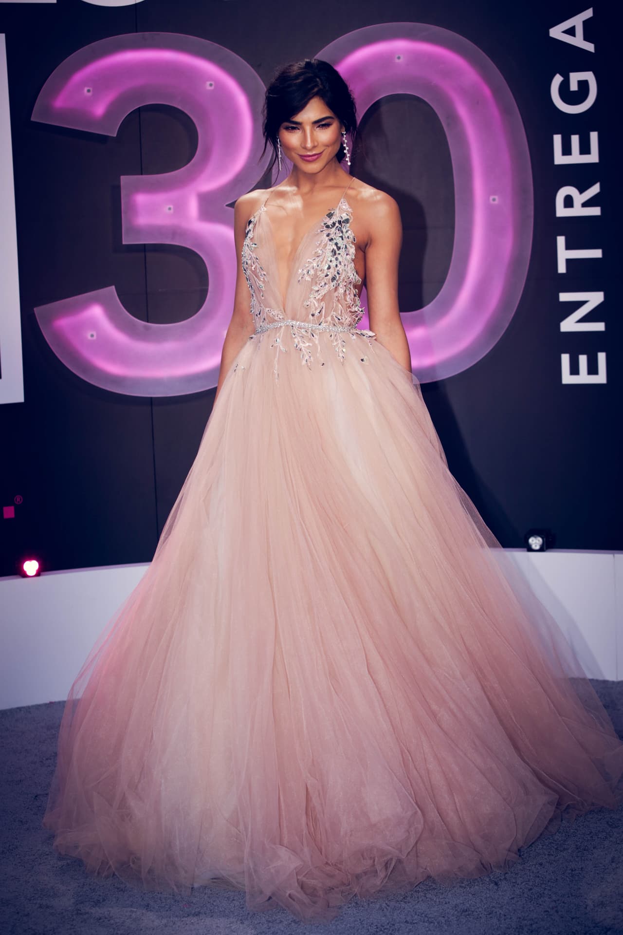 Alejandra Espinoza volvió a dejar sin aliento a su paso por la alfombra con este vestido del diseñador Michael Costello, creado especialmente para ella.