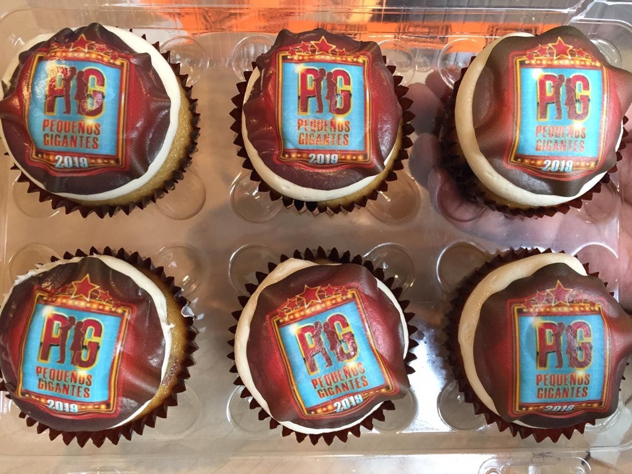 Además de los cupcakes con la foto de los jueces, Irma mandó hacer otros con el logotipo del programa: "Estaban buenísimos", le confesó Albertano a Irma.