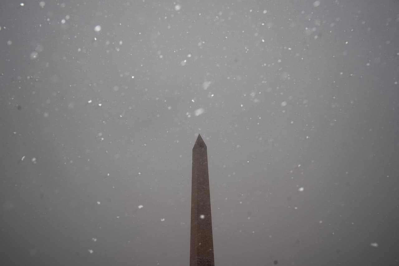 La peligrosa tormenta invernal combinó fuertes vientos y una significativa cantidad de hielo, 
<a href="https://www.univision.com/noticias/meteorologia/tormenta-invernal-carreteras-hielo-fotos" target="_blank">y tocó buena parte del este de Estados Unidos</a>. En la imagen, copos de nieve caen sobre el monumento a Washington en la capital del país. El Servicio Nacional de Meteorología (National Weather Service, NWS) indicó que el sistema 
<b>continuaría moviéndose y alcanzaría el sureste de Canadá</b> hacia el martes.