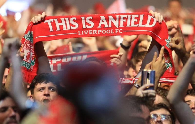 Los aficionados del Liverpool celebran en las calles de su ciudad la conquista de la UEFA Champions League sobre Tottenham Hotspur.