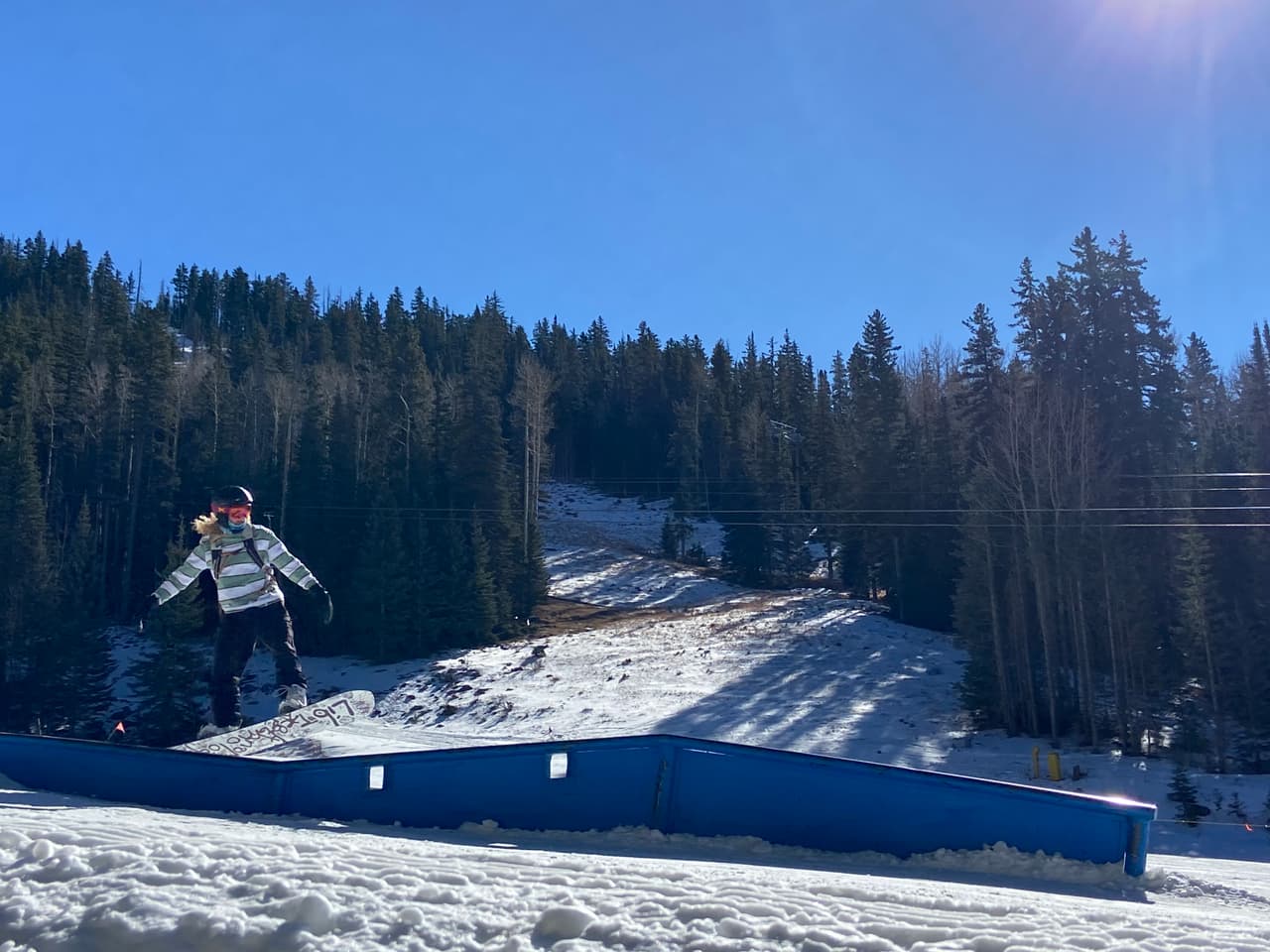 <a href="https://www.univision.com/local/arizona-ktvw/arizona-snowbowl-reabrira-para-la-temporada-de-esqui-2020-21">Ante la reapertura, estas son las nuevas reglas:</a>
<br> -Se requerirán mascarillas.
<br> -El acceso a los espacios como los restaurantes y baños del resort, serán limitados.
<br> -El acceso a Arizona Snowbowl puede estar limitado durante las horas pico, como los fines de semana o feriados.
<br>