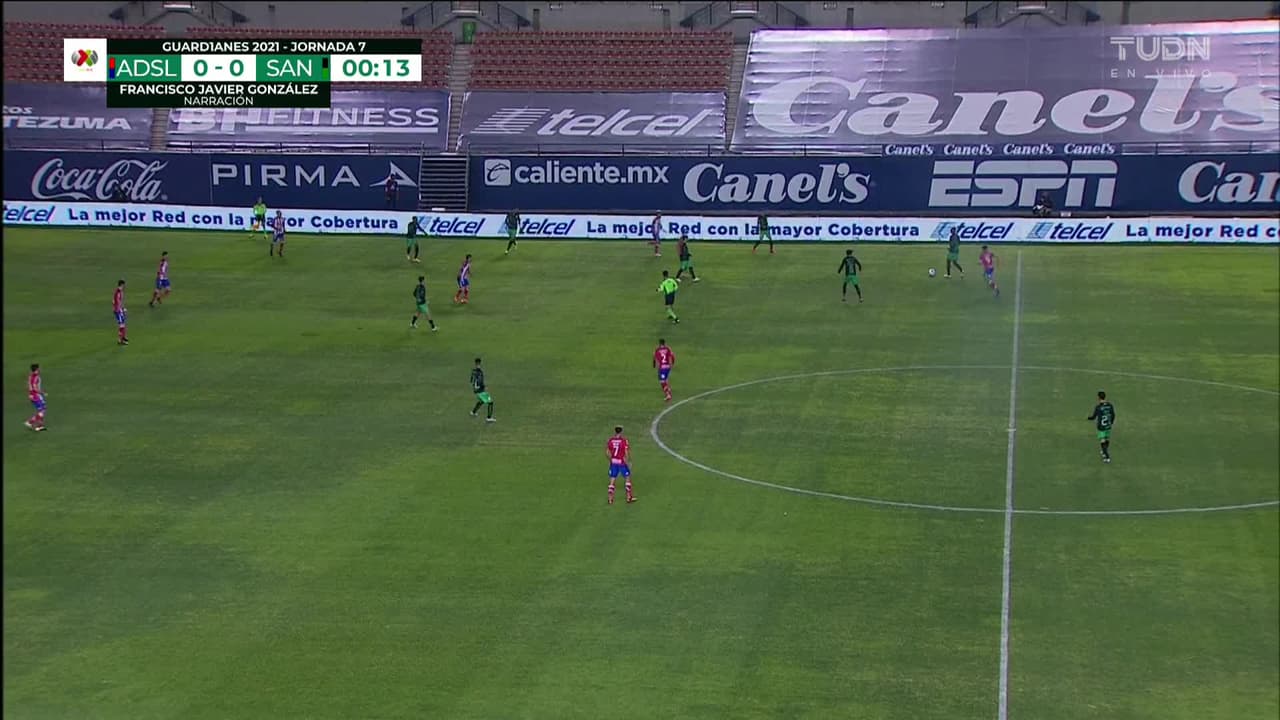 Arranca el partido y la pelota está en juego.