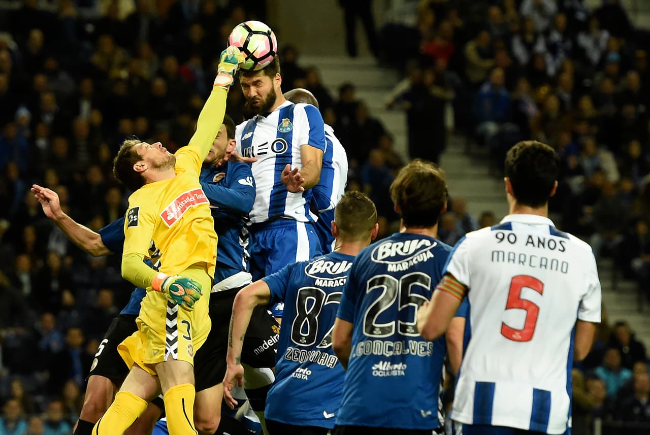 Porto ganaba en todos los sectores de la cancha, demostrando por qué es uno de los grandes favoritos para ser campeón.