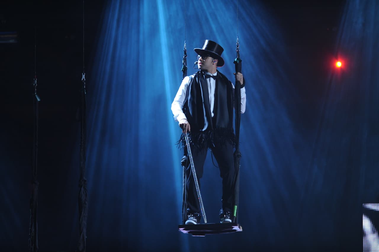 El venezolano manejó muy bien el momento y continuó con su presentación como si no sucediera nada y sin dejar de cantar.