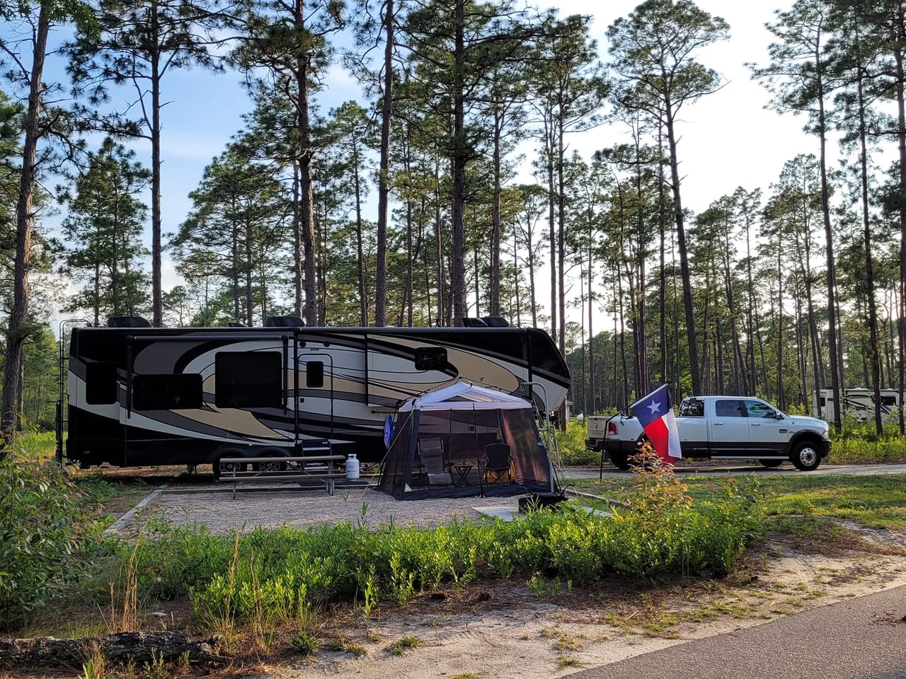 El parque también tiene terrenos con agua potable, electricidad y hasta desagüe para aguas negras y grises, ideales para vehículos recreativos o RVs.