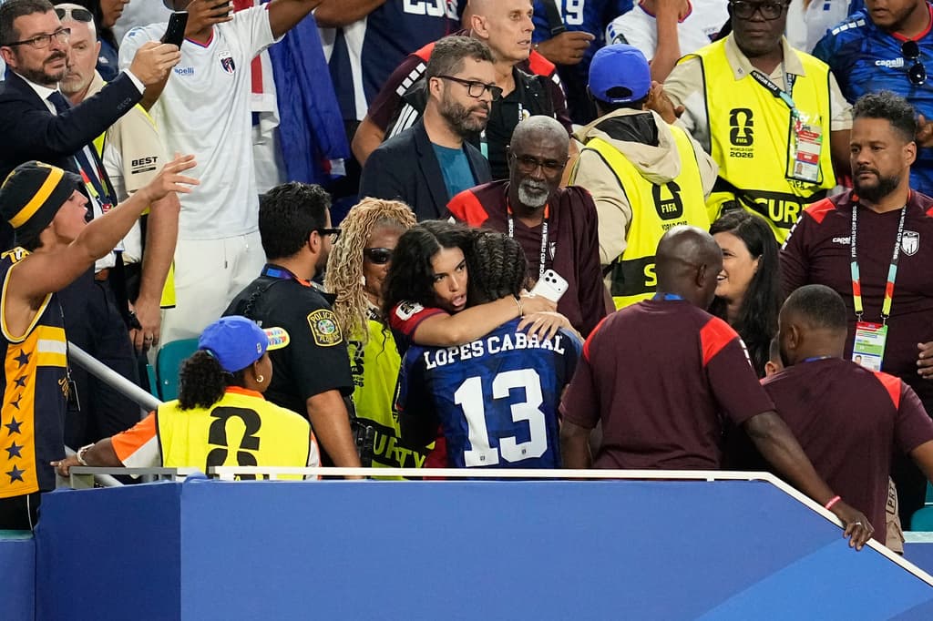 Sidny Lopes Cabral, su gol con la tribuna del estadio.