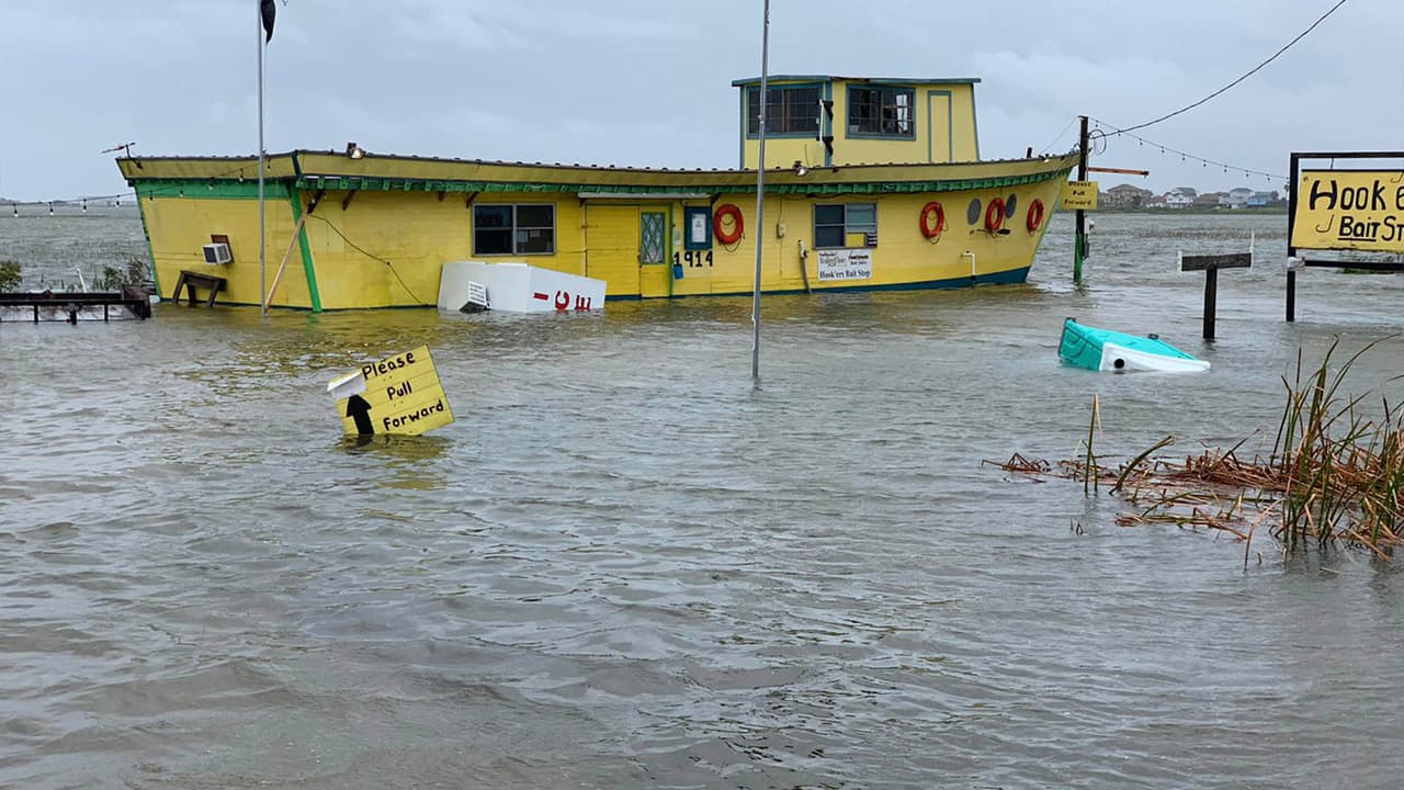 Las autoridades indicaron que las inundaciones se extienden a lo largo de las bahías del condado.