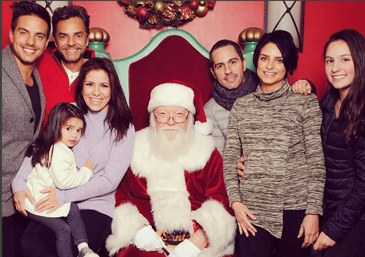 Por otro lado, la actriz narró que una de las tradiciones que han adoptado como familia es tomarse una fotografía con Santa Claus cada año.
<br>