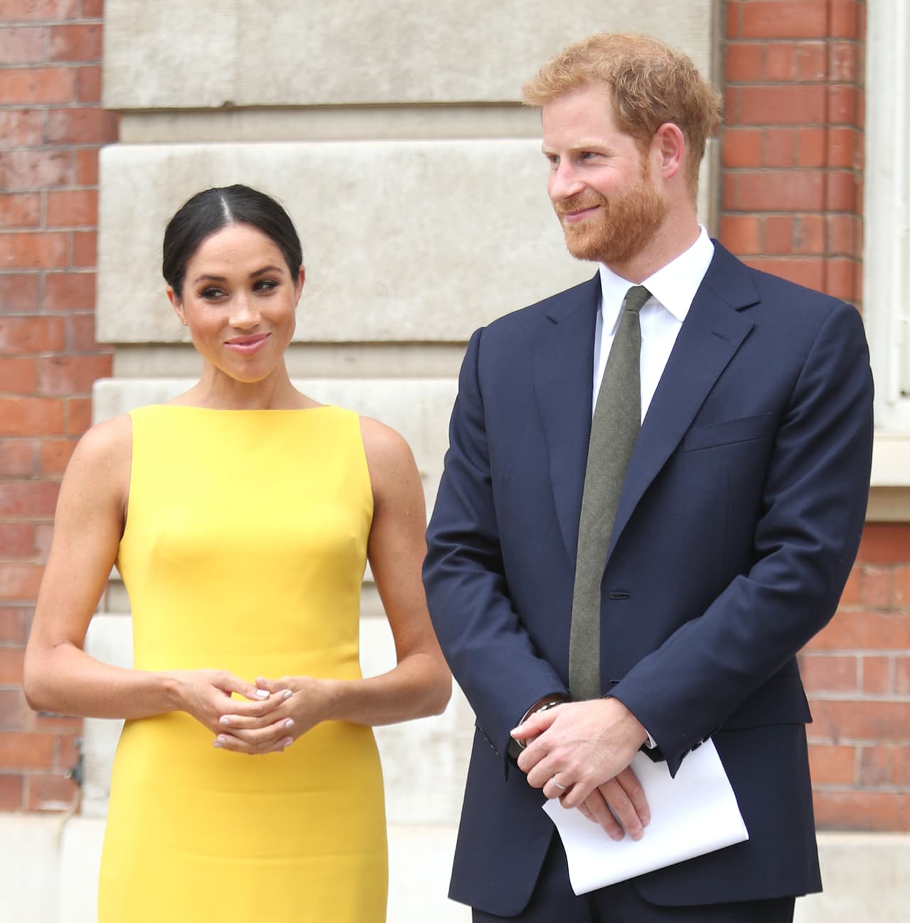 Aunque abandonó los tonos sobrios, la exactriz sorprendió por 
<b><a href="https://www.univision.com/entretenimiento/realeza/meghan-markle-usa-zapatos-que-le-quedan-grandes-y-aqui-te-decimos-por-que">la timidez de los accesorios</a></b> y el cabello. Para la ocasión, llevó su larga cabellera en un
<b> <a href="https://www.univision.com/entretenimiento/meghan-regresa-a-su-iconico-despeinado-pero-se-equivoca-con-el-vestido-en-esta-boda">sencillo recogido en la nuca</a></b>, zapatos color nude y nada de joyería. Así que toda la atención se centró en el 
<b>vestido amarillo</b>, un color que se asocia con 
<b>la felicidad</b>, la alegría y el optimismo.