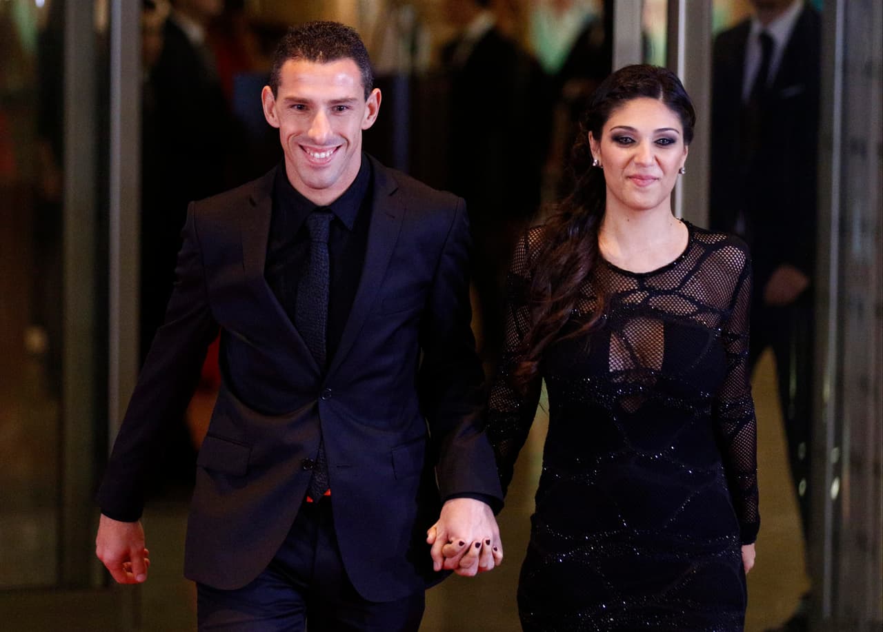 El negro fue el color que se impuso en la noche, aquí el futbolista Maxi Rodríguez y su esposa Gabriela ponen el ejemplo.