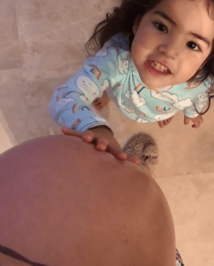 Esta fotografía de Giulietta acariciando la pancita de mamá es una ternura.