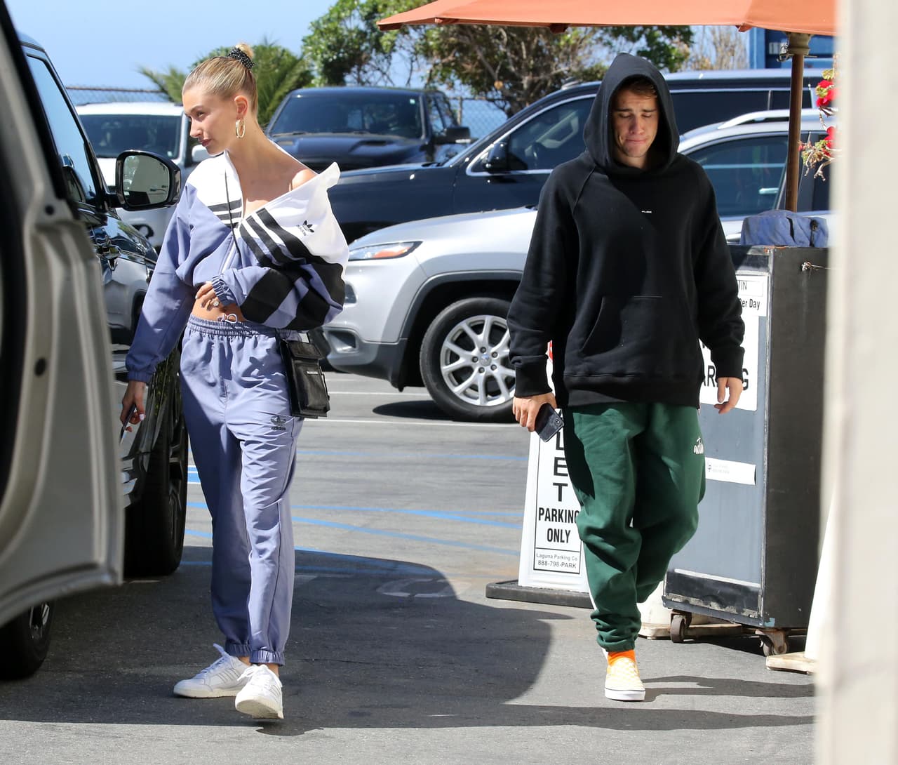 La pareja lució distante, como si acabaran de pelear. Y solo llevan poco más de seis meses juntos.