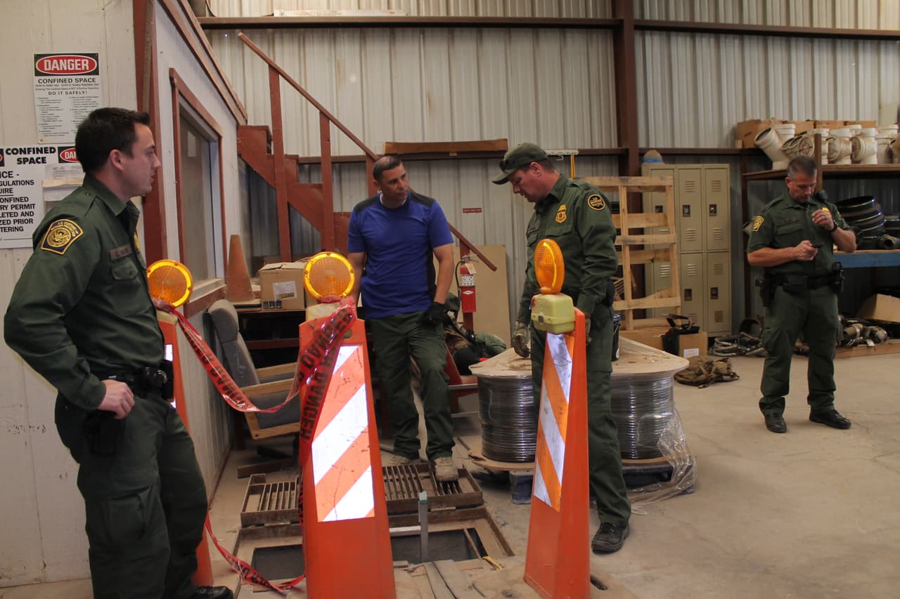 Varios agentes dentro de la bodega donde funcionaba el primer narcotúnel.