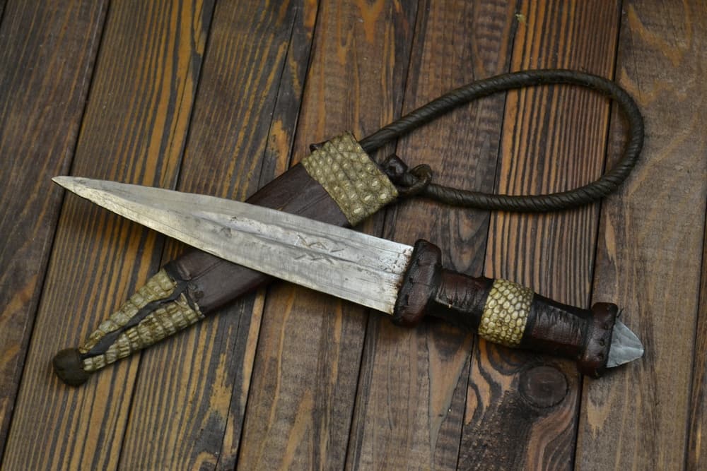 <b>PUÑAL (Del 21 de marzo al 20 de abril)</b>
<br>El símbolo de lucha, de buscar la victoria, de abrirse nuevos caminos. A esta persona le gusta la caza, la competencia, el esfuerzo de conseguir lo que se propone ante cualquier obstáculo. Tiene una gran capacidad de organización pero a la vez es impulsivo. Puede perder muy rápido la cabeza, por lo que necesita serenidad.