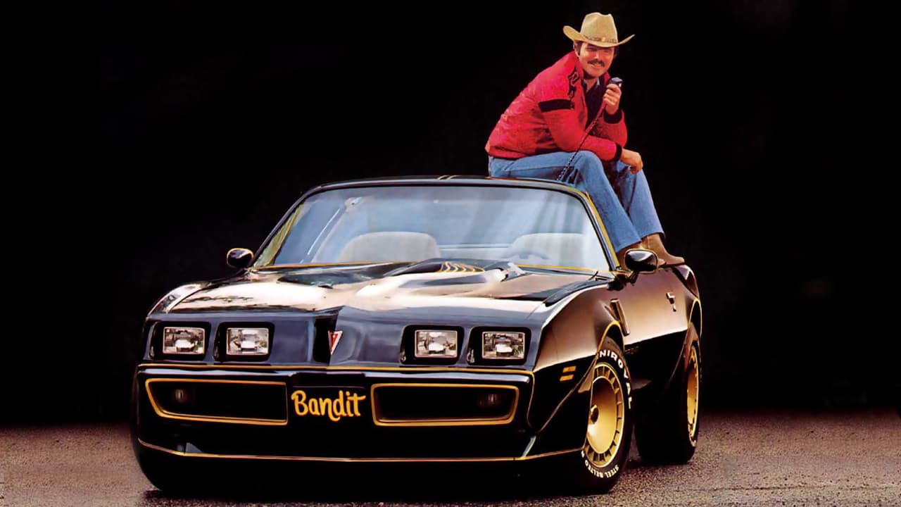 <b>Smokey and the Bandit (1977):</b> Una historia muy sureña sobre el robo de un cargamento de cerveza y de una novia escapada del altar, se convirtió en una de las grandes películas de autos de todos los tiempos. No deja de sorprender ver a la consagrada actriz Sally Fields haciendo de novia rebelde y coqueta tendiendo sus redes a Burt Reynolds. Pero lo más gratificante para los amantes del motor, son las escenas en que aparece el hermoso Pontiac Trans Am 1977 negro que co-protagoniza la película, el cual logró ser vendido en subasta por $450,000 en diciembre de 2014.
<br>