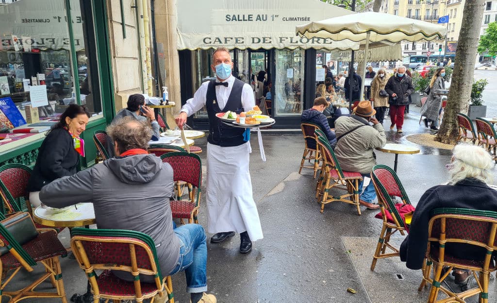 A pesar de que ha habido lluvias intermitentes, los cafés, bares y restaurantes de París y otras ciudades francesas han recibido a clientes en sus terrazas, con una limitación de 6 personas por mesa y aforos reducidos al 50%, informó la AFP.