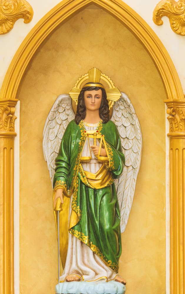 Podemos también invocar en oración a Uriel para cuando nos sintamos incómodos con nuestra espiritualidad y necesitemos claridad, pero además para problemas de economía, para atraer abundancia y buena fortuna a nuestras vidas.