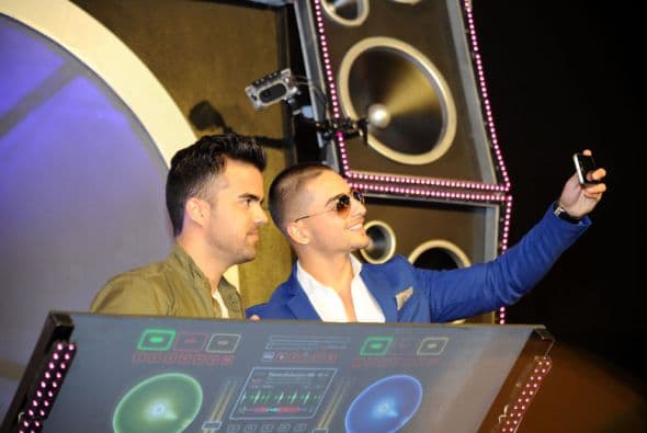 Nos encantan los selfies. We can't get enough of them! Y si no, pregúntenle a los que desfilaron la alfombra de Premios Juventud.