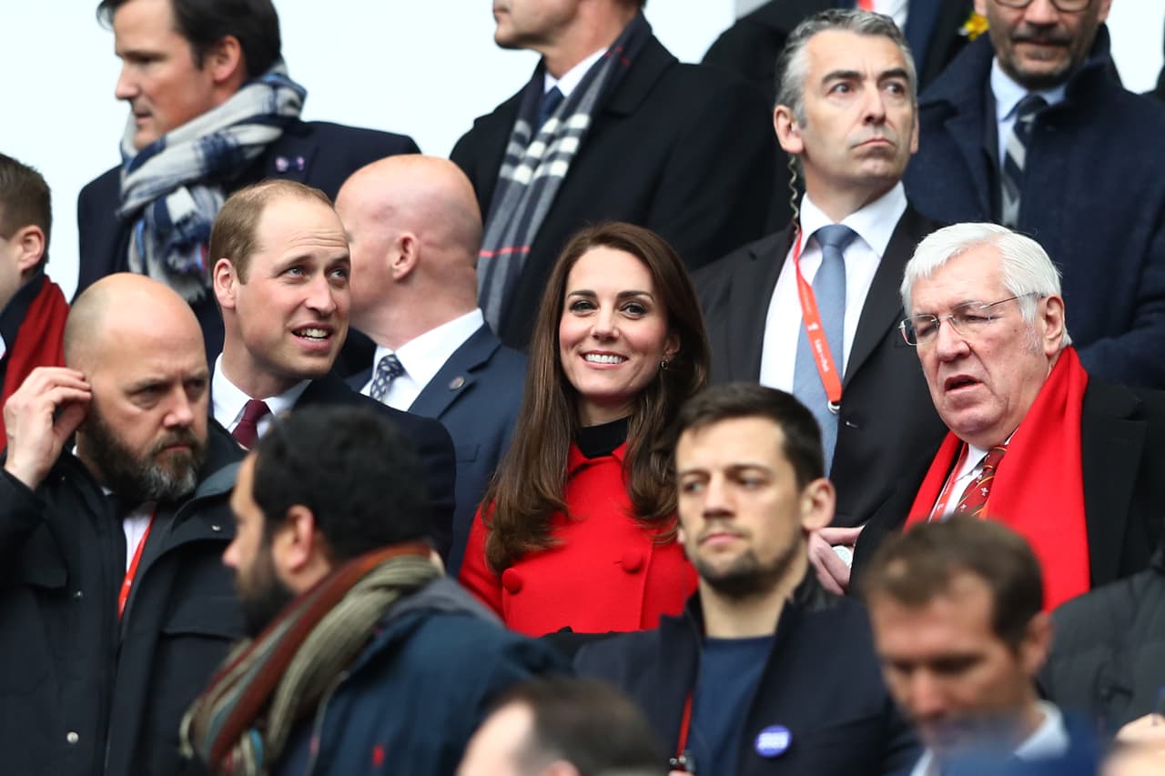 Para terminar su viaje, la pareja real asistió a un juego de rugby en St. Denis, París. Kate Middleton se cambió una vez más de atuendo a un abrigo rojo.