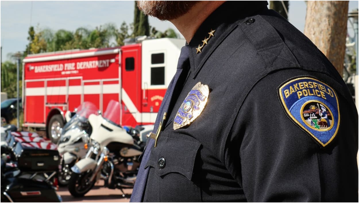 Oficial sufre quemaduras al rescatar de un automóvil a conductora ebria