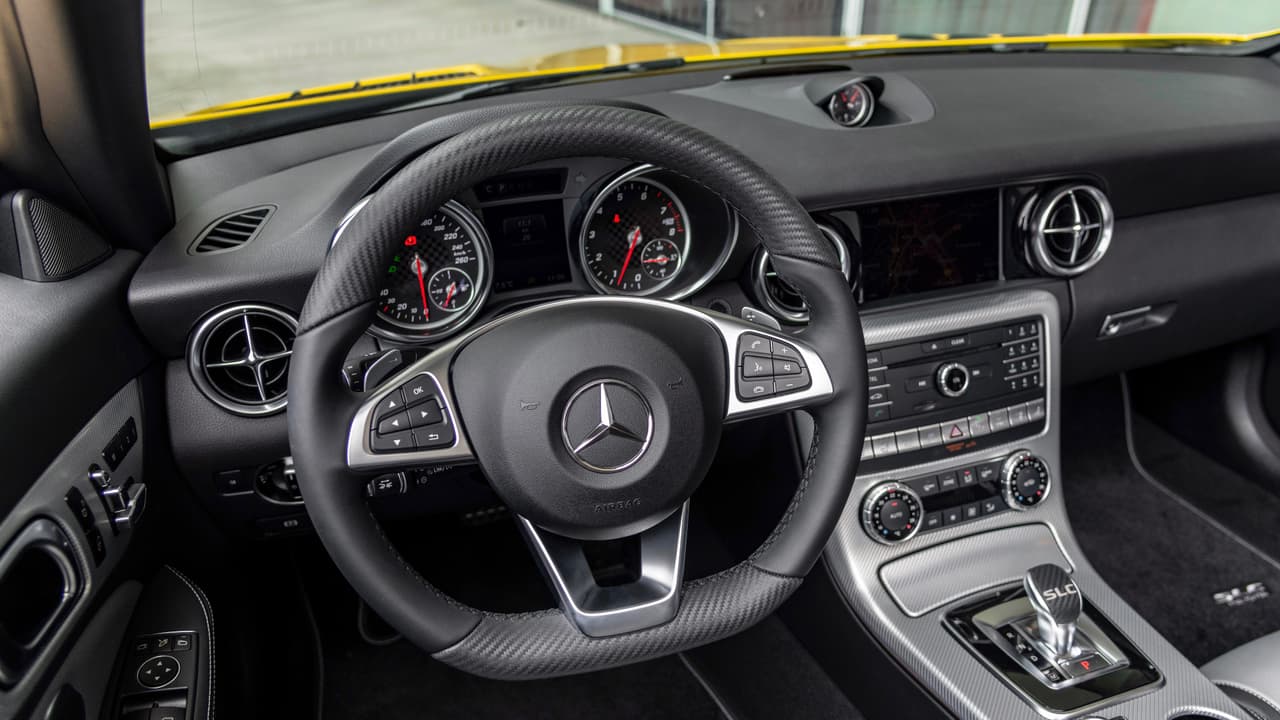 El tablero de instrumentos y controles del Mercedes-Benz SLC Final Edition 2020, muestra el paso de los ocho años de existencia de la actual generación. Su 
<b>botonería y accesorios</b> muestran el diseño de la generación anterior de vehículos Mercedes-Benz.