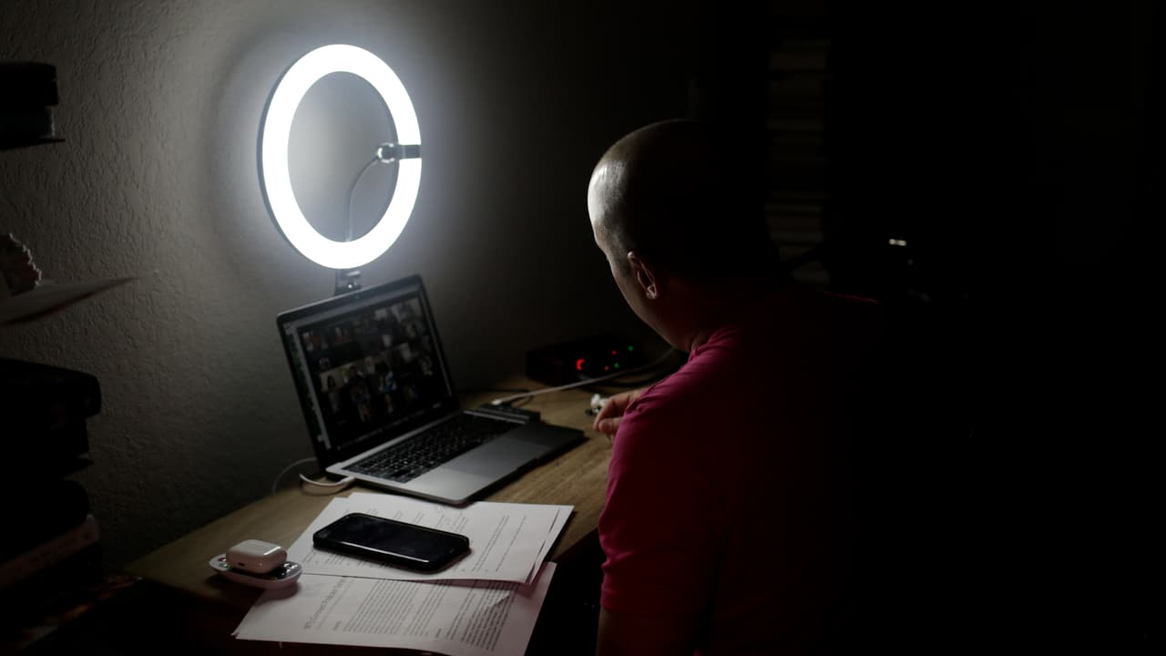 Demian Bellumio durante la grabación de su podcast.