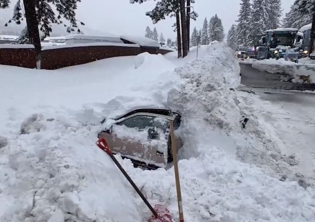 Su auto quedó enterrado en la nieve, pero estar mal estacionada le salvó la vida