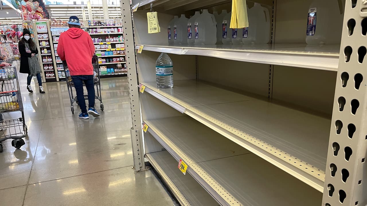 Escenas como esta ya son comunes en momentos en que afectan condiciones de esta naturaleza a Houston.