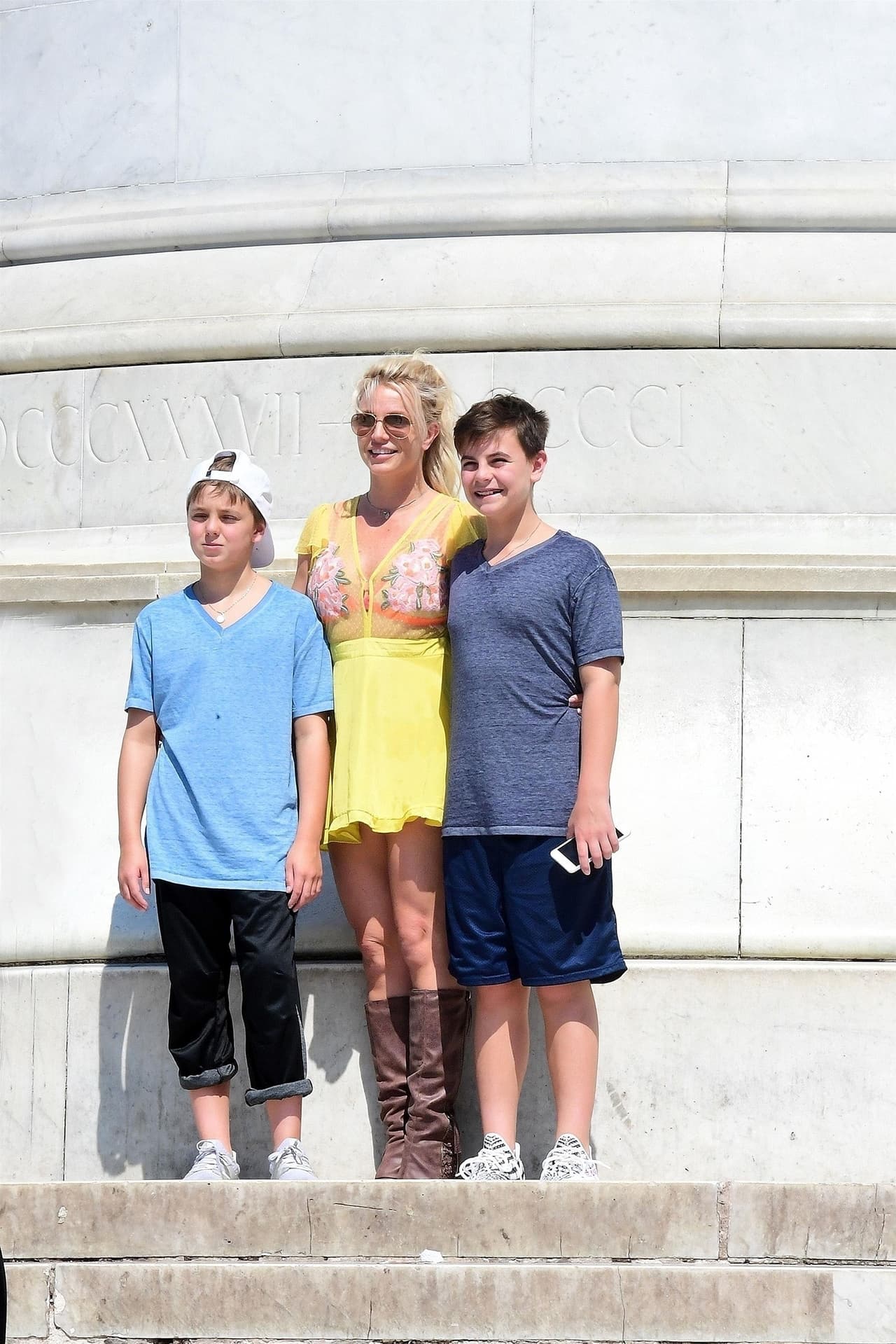 Según una fuente cercana al caso consultada por People, "hubo contacto físico que hizo que Sean 
<b>se asustara y preocupara</b>".