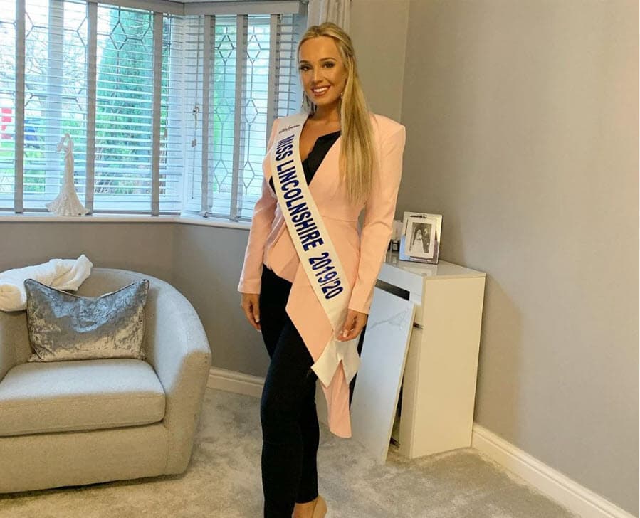 <b>"Estoy en la luna"</b>, comentó, "tengo mucho en camino para mi reinado, incluido el lanzamiento de mi próximo sencillo country esta primavera".
<br>