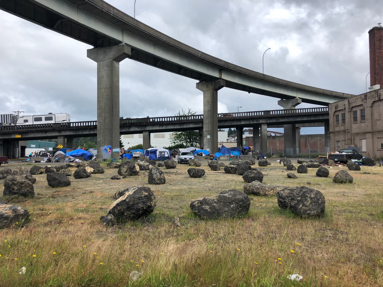 Un campamento de personas sin techo debajo del Puente del Río Chehalis en Aberdeen, Washington, el 6 de julio de 2020. En 2020, la tasa de pobreza del condado era más de 50% más alta que la del estado.