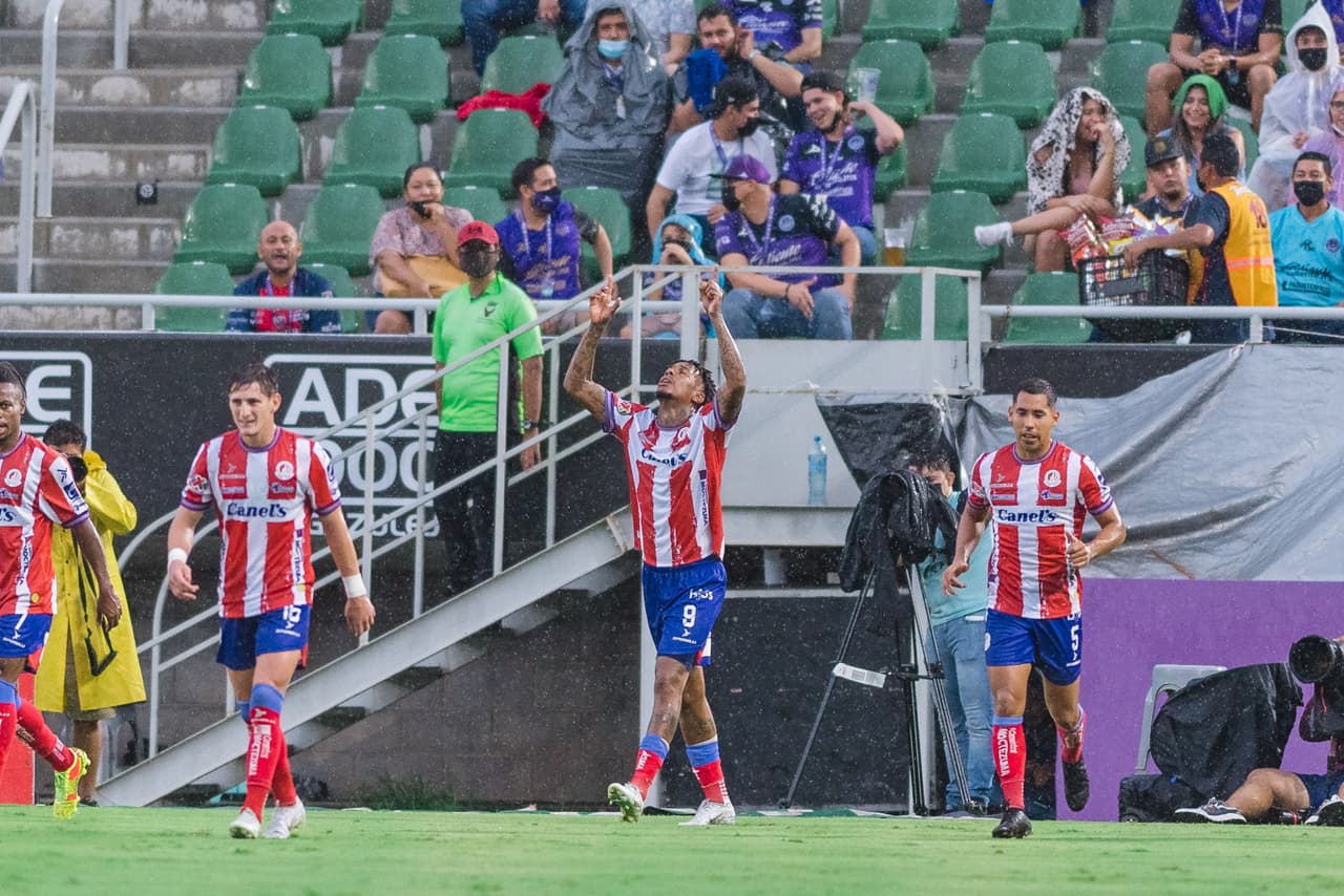 Abel Hernándes lo empató al 39'.