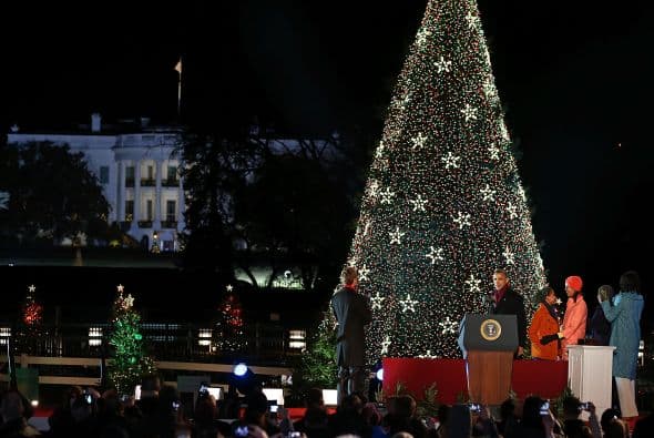 El árbol iluminado este jueves, siguiendo la tradición estadounidense, remplaza a otros dos que se plantaron en años anteriores en la Casa Blanca y se malograron.