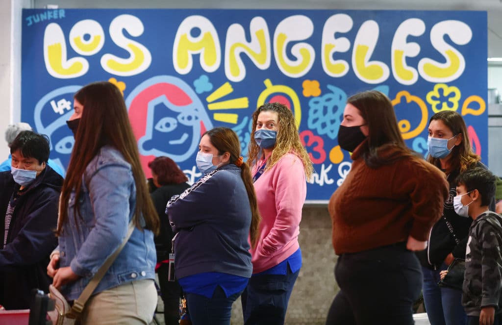 Uso de mascarillas dejaría de ser obligatorio en espacios interiores en Los Ángeles