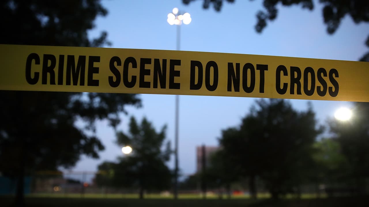 Un 
<b><a href="https://www.univision.com/local/houston-kxln/investigan-la-muerte-de-un-menor-de-14-anos-que-recibio-varios-impactos-de-bala-en-kingwood-video">adolescente, de 14 años</a></b>, fue baleado y su cuerpo fue hallado por una mujer que caminaba en el área. El joven era hijo de un oficial de policía de Houston, de acuerdo con las autoridades del 
<b><a href="https://www.facebook.com/MCTXSheriff/photos/a.967838489939532/4766702413386435" target="_blank">condado Montgomery</a></b>,