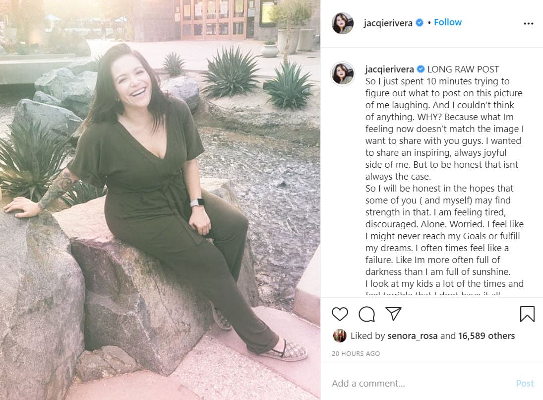 "Pasé 10 minutos tratando de pensar qué publicar en esta foto riéndome y no pude pensar en nada. ¿Por qué? Porque 
<b>lo que siento ahora no coincide con la imagen</b> que quiero compartir con ustedes". 
<br>