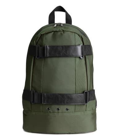 H&M tiene mochilas clásicas para los más grandes (25.99 dólares)