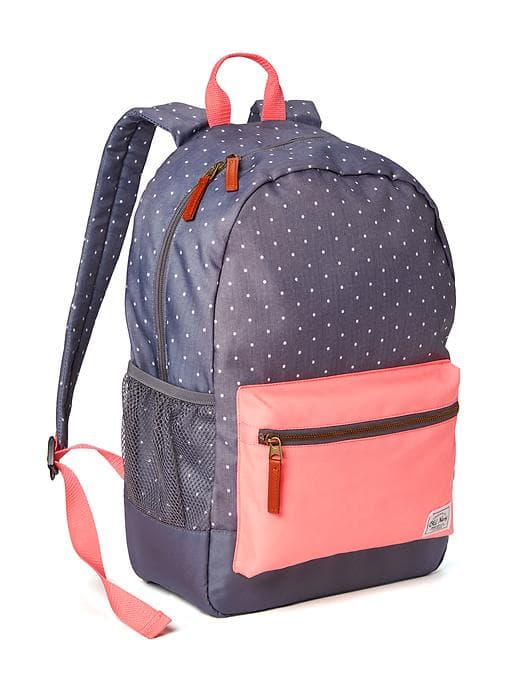 Old Navy vende estas mochilas clásicas por 15 dólares.