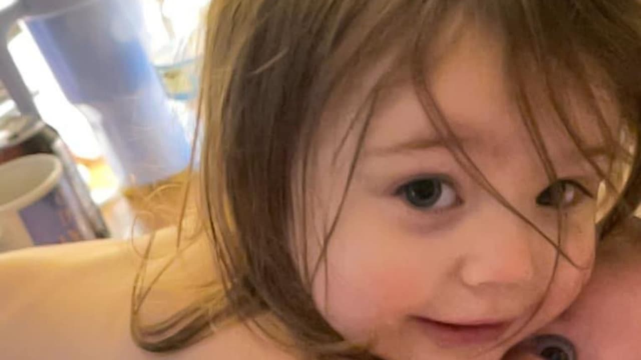 "Las palabras no pueden explicar adecuadamente el intenso dolor que todos sentimos en este momento. Muchos de ustedes ya saben que mi esposo se sometió a una cirugía a corazón abierto hace 3 semanas”, escribió Jennifer Flowers en la página en GoFundMe.