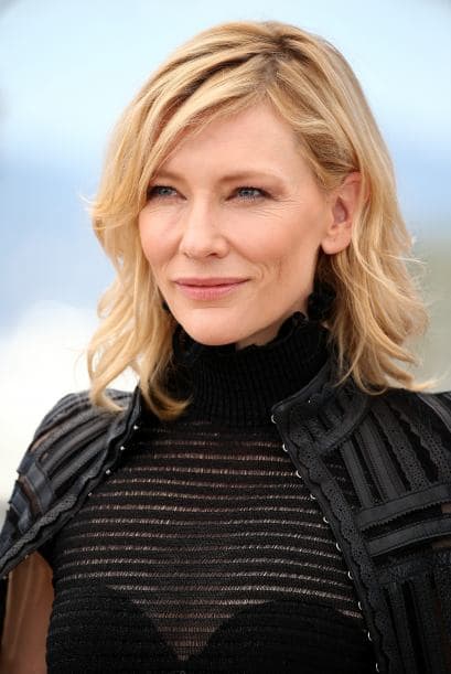 Cate Blanchett luce sus marcas de expresión sin miedo ante las cámaras y la vida.